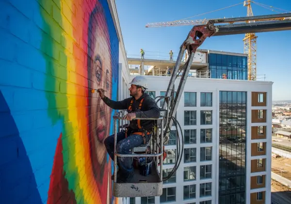 Mural de grafite colorido em uma parede de um edifício